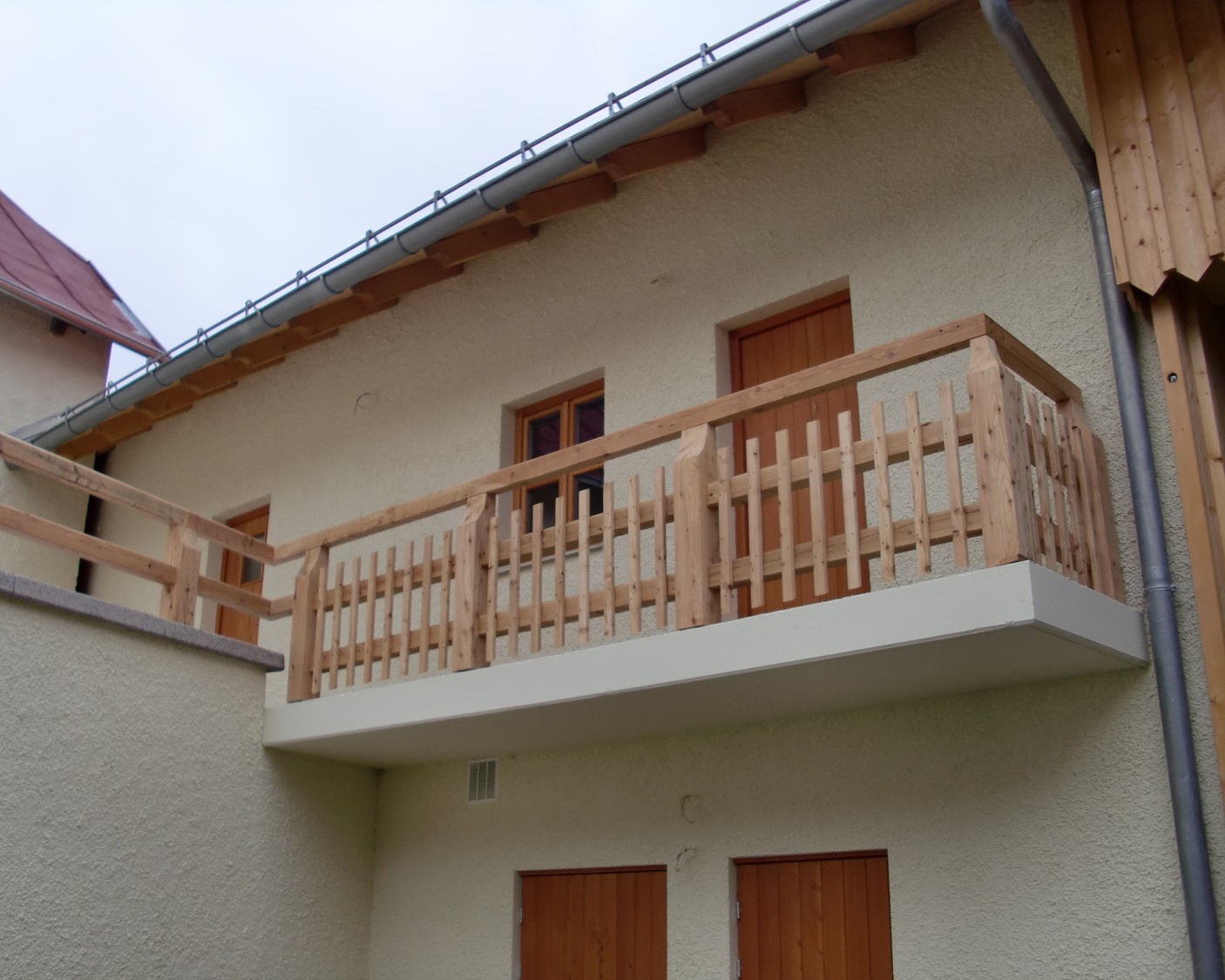 Holzgeländer und Holztor im Bayerischen Wald